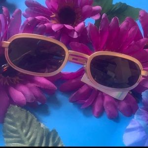 Vintage 90s style sunnies 🌼🦋